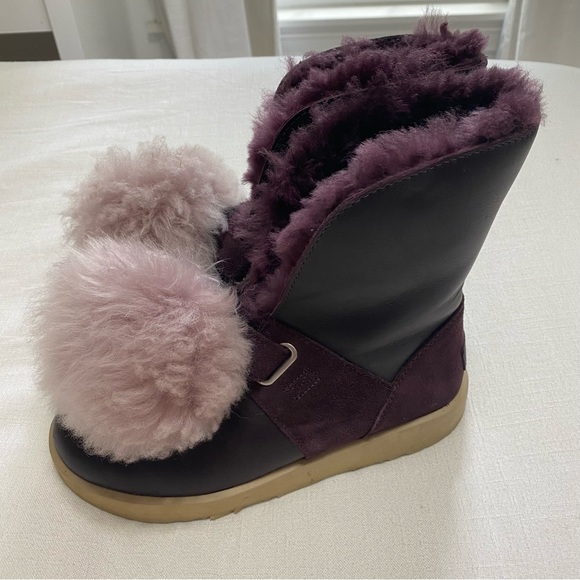 UGG, Purple Patent Leather Outer Sheepskin Lined Detachable Pink PoM Pom sz 7.5 - Picture 7 of 7